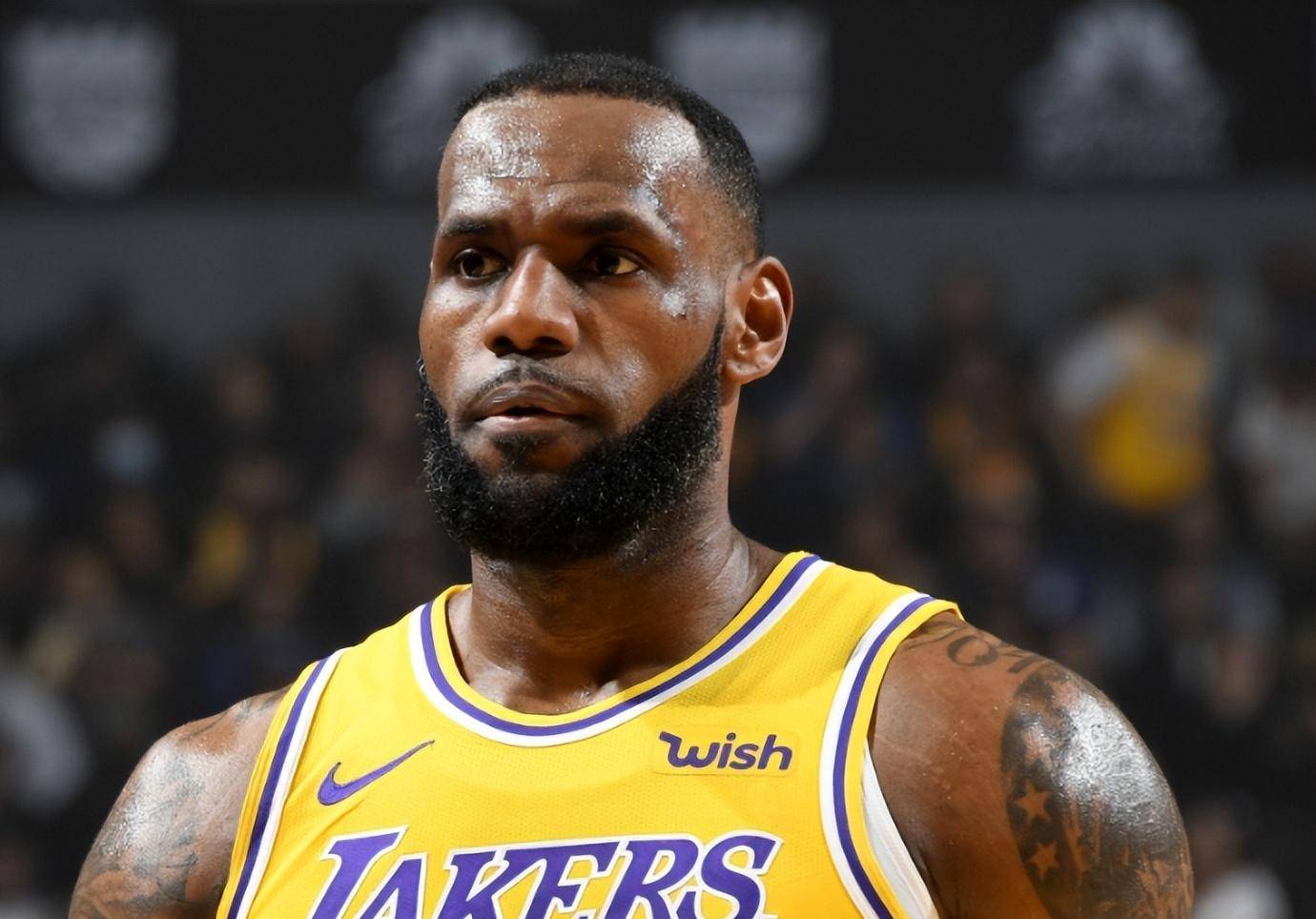  詹姆斯遭遇三持续失利，西班牙队教练压力巨大！赛场气氛高涨