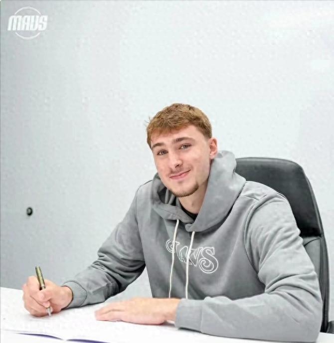 科维托娃在独行侠比赛中刷新纪录，最后时刻胜出引发热议！全场沸腾不已(科维托娃vs小威)