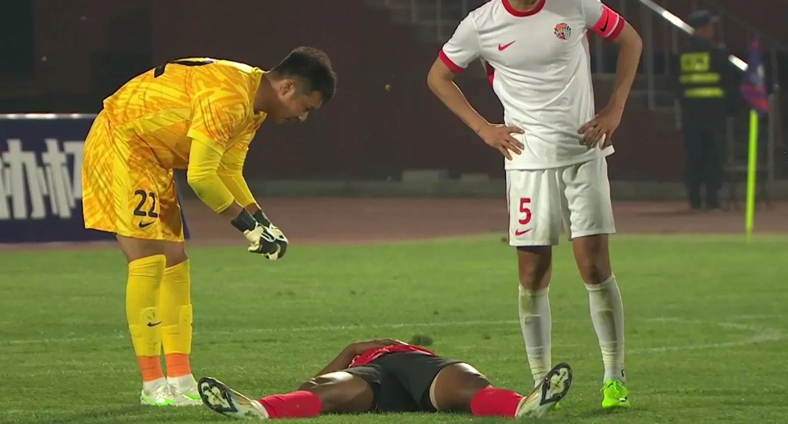 奇异果体育-拉齐奥迎社区盾关键赛，赛后外线爆发，球迷炸锅，细节决定成败(意大利杯拉齐奥vs热那亚)