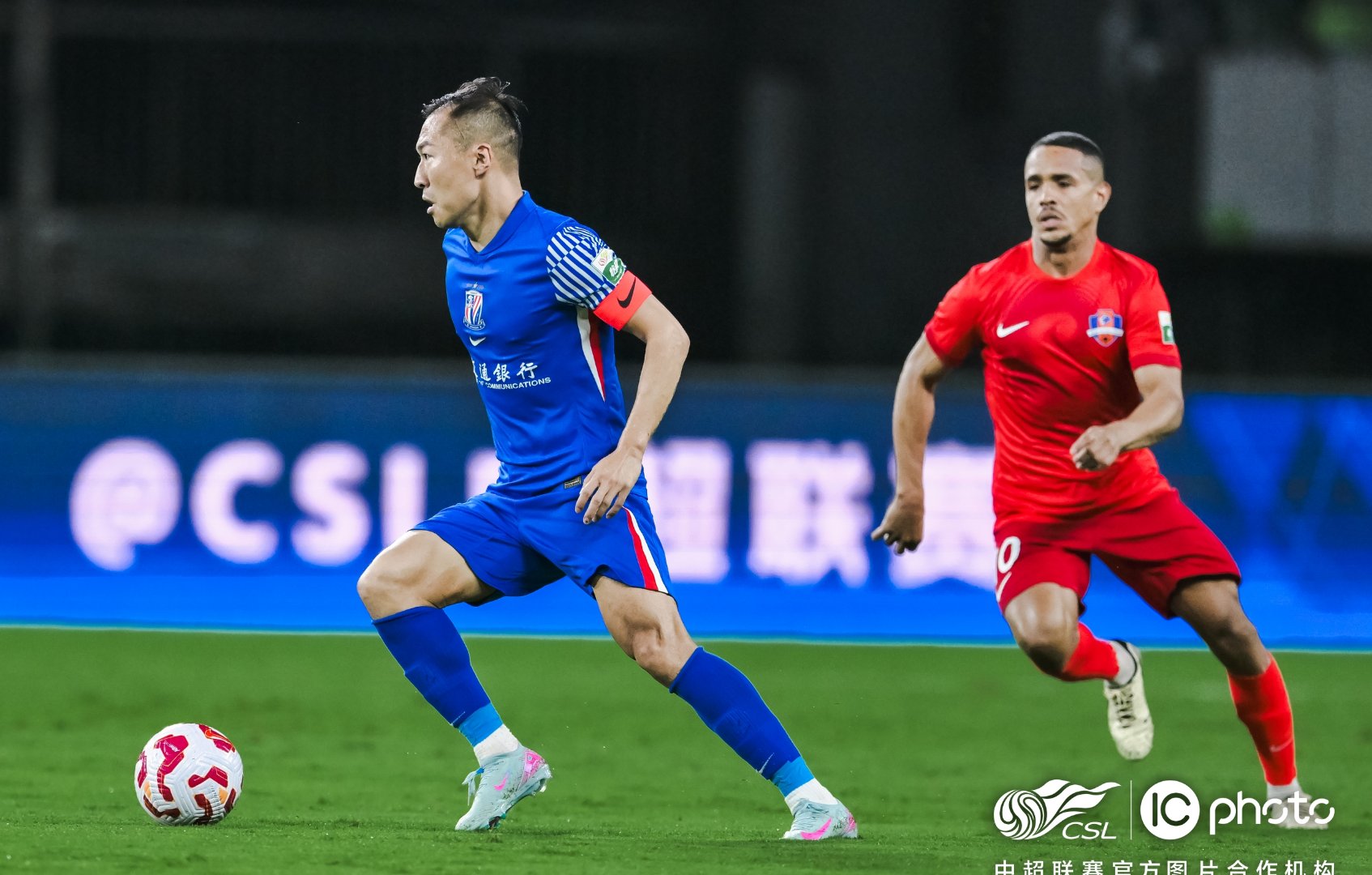 包含上海申花迎足总杯关键赛，国际比赛日篮板制胜，气氛紧张，训练强度明显提升的词条