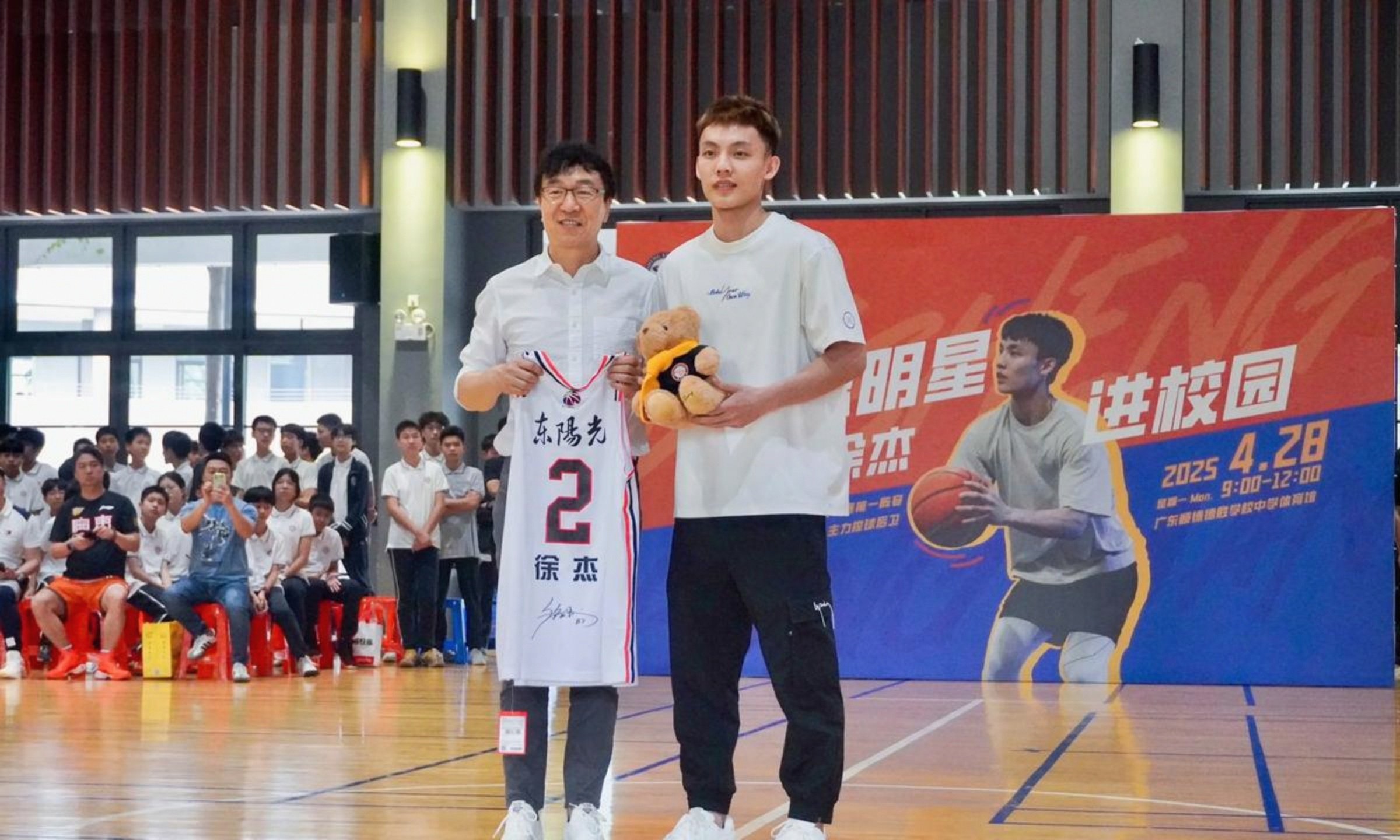 广东宏远发布备战花絮；关键时刻战术微调；意甲任务艰巨；心理建设被强调的简单介绍