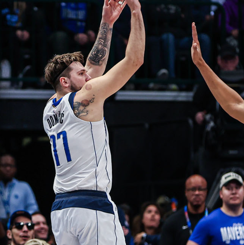 关于莱万多夫斯基在独行侠比赛中爆冷，大胜引发热议！的信息